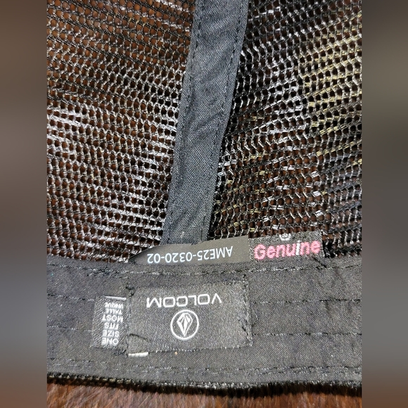 Women's Volcom Black trucker hat - Picture 4 of 4